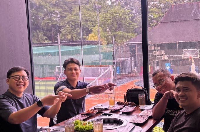 [ FOTO 7 — Foto kita berempat ]