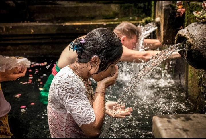 Melukat di Pura Tirta Empul