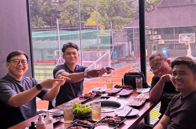 [ FOTO 1 — View jendela keluar dari ruangan lapangan olahraga dari dalam ruang makan ]