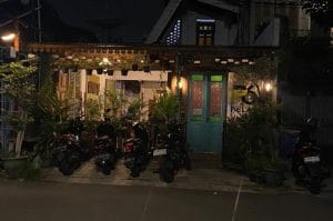 [FOTO PLACEHOLDER 01 — Feature Image Eksterior suasana umum P6 Belas Rumah Coffee, tampak depan atau area outdoor, tone hangat jadul]