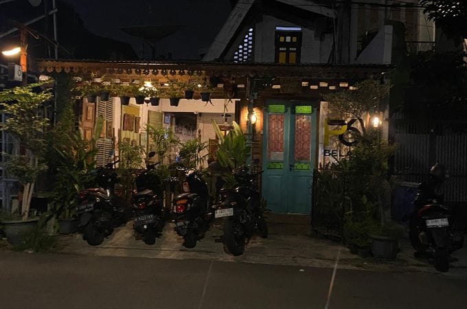 [FOTO PLACEHOLDER 01 — Feature Image Eksterior suasana umum P6 Belas Rumah Coffee, tampak depan atau area outdoor, tone hangat jadul]