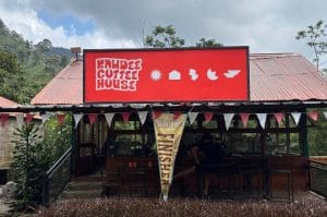 [PHOTO Tampak depan Rawdee Coffee House Rawdee Glamping di sekitar Rawa Gede]